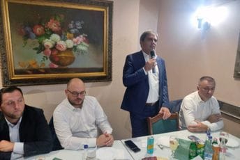 Ibrahimović sa predstavnicima dijaspore: Spreman sam da zajednički razvijamo Gusinje Ibrahimović sa predstavnicima dijaspore: Spreman sam da zajednički razvijamo Gusinje