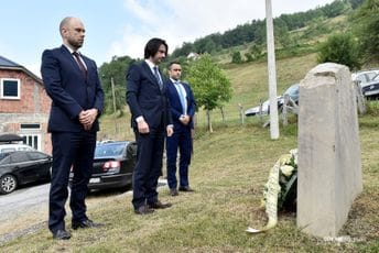 Zločini iz prošlosti potisnuli evropske integracije u crnogorskoj politici Predstavnik Vlade Crne Gore Marko Kovač odaje počast žrtvama na spomen obilježju u selu Velika, na 78. godišnjicu od nacističkog zločina nad civilima tog kraja