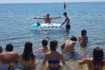 (VIDEO) Sveštenik držao misu u moru, dušek na naduvavanje koristio kao oltar (VIDEO) Sveštenik držao misu u moru, dušek na naduvavanje koristio kao oltar