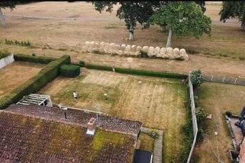 Milioner iz inata "sagradio" zid od sijena kako bi komšiji zaklonio pogled Milioner iz inata "sagradio" zid od sijena kako bi komšiji zaklonio pogled