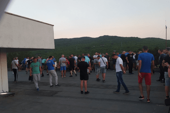 Radnici Željezare radikalizuju proteste: Noć provode na krovu fabrike čekajući Abazovića Radnici Željezare