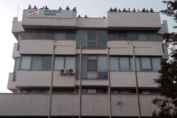 Radnici Željezere čekaju Abazovića na krovu upravne zgrade, premijer krenuo ka Nikšiću Radnici Željezere čekaju Abazovića na krovu upravne zgrade, premijer krenuo ka Nikšiću