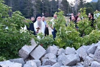 Samo je jedna Njegoševa kapela, a to nije ona o kojoj besjedi Joanikije Samo je jedna Njegoševa kapela, a to nije ona o kojoj besjedi Joanikije