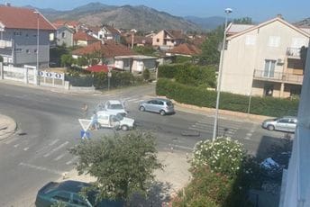 Podgorica: Sudar dva automobila u Bloku 9 Podgorica: Sudar dva automobila u Bloku 9