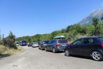 Ogromne saobraćajne gužve kroz Mrkojeviće Ogromne saobraćajne gužve kroz Mrkojeviće