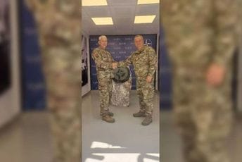 KFOR: Potpukovniku Halimoviću „koin“ kao priznanje za rezultate odjeljenja kojim rukovodi KFOR: Potpukovniku Halimoviću „koin“ kao priznanje za rezultate odjeljenja kojim rukovodi