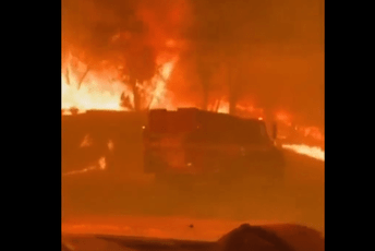 Zbog požara u Kaliforniji evakuisano dvije hiljade ljudi (Video) Zbog požara u Kaliforniji evakuisano dvije hiljade ljudi (Video)