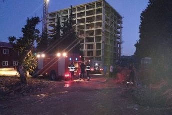 Tokom noći izbio veliki požar u centru Bara: U gašenju učestvovalo preko 30 vatrogasaca sa 10 kamiona Tokom noći izbio veliki požar u centru Bara: U gašenju učestvovalo preko 30 vatrogasaca sa 10 kamiona