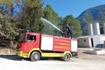 Sutomore: Gorjela borova šuma, požar gasilo pet vatrogasaca Sutomore: Gorjela borova šuma, požar gasilo pet vatrogasaca