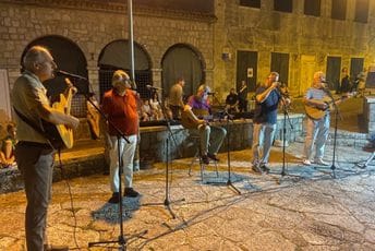 Risan: Publika uživala uz mediteranske melodije klape Assa Voce Risan: Publika uživala uz mediteranske melodije klape Assa Voce