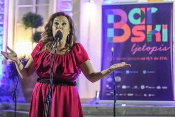 Aleksandra Vojvodić-Jovović na Barskom ljetopisu: Spoj muzike i poezije oduševio publiku Aleksandra Vojvodić-Jovović na Barskom ljetopisu: Spoj muzike i poezije oduševio publiku