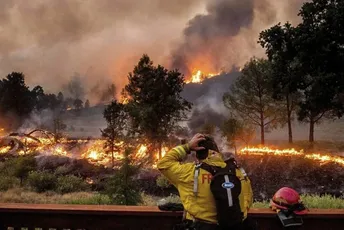 Kalifornija se bori s najvećim ovogodišnjim požarom, brzo se širi i uništava kuće Kalifornija se bori s najvećim ovogodišnjim požarom, brzo se širi i uništava kuće