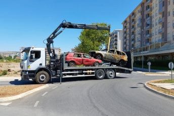 GI “21. maj”: Brza reakcija gradskih službi, uklonjeno havarisano vozilo iz City kvarta GI “21. maj”: Brza reakcija gradskih službi, uklonjeno havarisano vozilo iz City kvarta