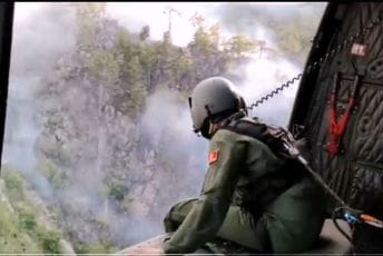 Vazduhoplovci Vojske Crne Gore gase požare na području Nikšića, letjenje izazovno Vazduhoplovci Vojske Crne Gore gase požare na području Nikšića, letjenje izazovno