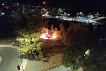 Podgorica: Požar kod pješačkog mosta u Zagoriču Podgorica: Požar kod pješačkog mosta u Zagoriču