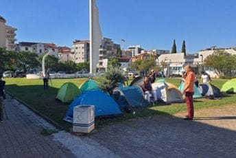 Budvanski prosvjetari započeli protest: Od Vlade traže hitno useljenje u stanove na koje čekaju 26 godina Budvanski prosvjetari započeli protest: Od Vlade traže hitno useljenje u stanove na koje čekaju 26 godina