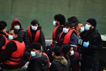 Rekordan broj migranata u danu prešao Lamanš ka Velikoj Britaniji Migranti na brodu graničnih snaga Velike Britanije, nakon što su pokušavali da pređu Lamanš, jugoistočna Engleska, 16. marta 2022.