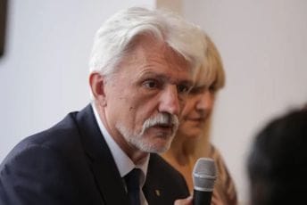 Tolkač: 'Denacifikacija' znači genocid Tolkač: 'Denacifikacija' znači genocid