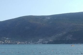 Požar u Njivicama lokalizovan, preostalo gašenje još nekoliko tačaka (VIDEO) Požar u Njivicama lokalizovan, preostalo gašenje još nekoliko tačaka (VIDEO)