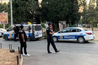 Policija polako uklanja blokade, ali legitimisanje učesnika skupa i dalje traje (VIDEO) Policija polako uklanja blokade, ali legitimisanje učesnika skupa i dalje traje (VIDEO)