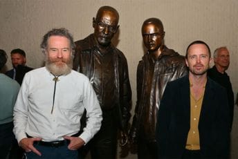 Glavni junaci serije “Breaking Bad” dobili bronzane skulpture u Albukerkiju Glavni junaci serije “Breaking Bad” dobili bronzane skulpture u Albukerkiju
