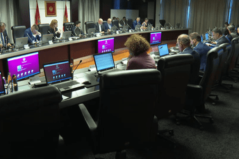 Abazović: Ako je ugovor sa SPC protivan Ustavu, procesuirajte to, ja se neću pomjeriti ni milimetar Abazović: Ako je ugovor sa SPC protivan Ustavu, procesuirajte to, ja se neću pomjeriti ni milimetar