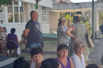 Prosvjetari nastavljaju štrajk glađu, Vojinović stiže u Budvu Prosvjetari nastavljaju štrajk glađu, Vojinović stiže u Budvu