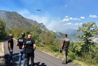 MUP: Požar iznad Njivica i dalje aktivan, ljudi i imovina nijesu ugroženi MUP: Požar iznad Njivica i dalje aktivan, ljudi i imovina nijesu ugroženi