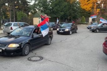 U Nikšiću i Tivtu: Uz trobojke i tri prsta slavi se potpisani Ugovor sa SPC, policije nema U Nikšiću i Tivtu: Uz trobojke i tri prsta slavi se potpisani Ugovor sa SPC, policije nema