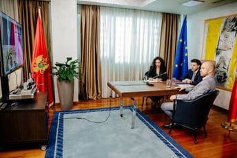 Abazović razgovarao sa saudijskim ministrom: Zbog velikog interesovanja uvode se letovi i prema Tivtu Abazović razgovarao sa saudijskim ministrom: Zbog velikog interesovanja uvode se letovi i prema Tivtu