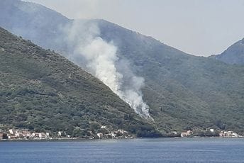 Požar iznad Stoliva; Kovačić: Situacija stabilna, vatrogasci ostaju da dežuraju tokom noći Požar iznad Stoliva; Kovačić: Situacija stabilna, vatrogasci ostaju da dežuraju tokom noći