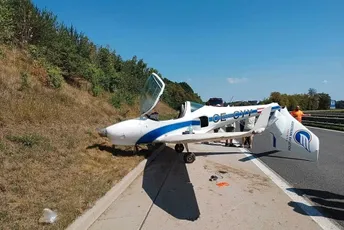Slovenija: Zbog problema sa motorom avion morao prinudno da sleti na auto-put Slovenija: Zbog problema sa motorom avion morao prinudno da sleti na auto-put