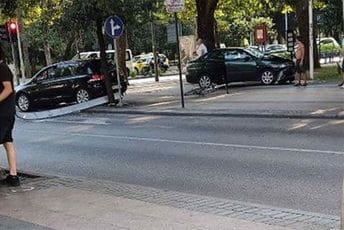 Udes u centru Podgorice, jedan automobil završio na zelenoj površini kod pošte