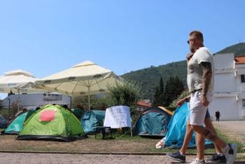 Budvanski prosvjetari privremeno prekinuli štrajk glađu Budvanski prosvjetari privremeno prekinuli štrajk glađu