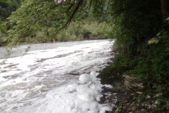 Bijela pjena prekrila Lim: Ugrožava riblji fond Bijela pjena prekrila Lim: Ugrožava riblji fond