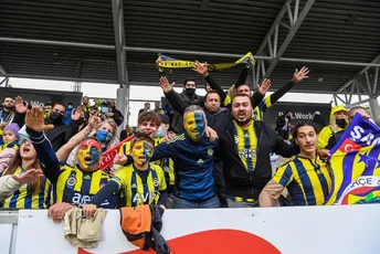 UEFA žestoko kaznila Fenerbahče: Navijači skandirali Putinu UEFA žestoko kaznila Fenerbahče: Navijači skandirali Putinu