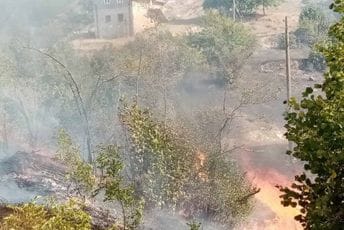 U Nišiću aktivno više velikih požara: Ugroženi objekti, u akciju gašenja uključeni avion i helikopter U Nišiću aktivno više velikih požara: Ugroženi objekti, u akciju gašenja uključeni avion i helikopter