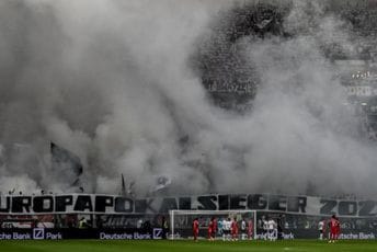 Skandalozan početak Bundeslige: Zviždali himni, prvi gol niko nije vidio, upali u teren... Skandalozan početak Bundeslige: Zviždali himni, prvi gol niko nije vidio, upali u teren...