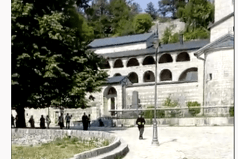 Službenici OB Cetinje provjeravaju radni i boravišni status monahinje zbog današnjeg incidenta ispred Cetinjskog manastira Službenici OB Cetinje provjeravaju radni i boravišni status monahinje zbog današnjeg incidenta ispred Cetinjskog manastira