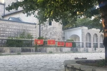 Cetinjani postavljaju zastave na ogradu Manastira: Širi se ljubav, svi ste dobrodošli