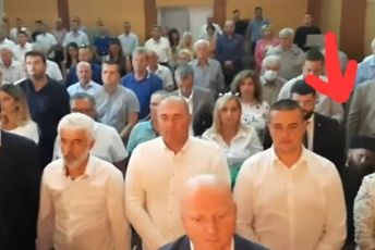 Zeković pozvao Adžića: Procesuirajte popa koji je sjedio dok je intinirana himna Zeković pozvao Adžića: Procesuirajte popa koji je sjedio dok je intinirana himna