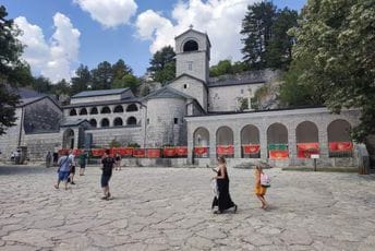 Akcija širenja ljubavi se nastavlja: Zastave na ogradi Cetinjskog manastira (Foto) Akcija širenja ljubavi se nastavlja: Zastave na ogradi Cetinjskog manastira (Foto)