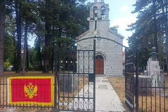 Zastava i na ogradi Vlaške crkve, kod Cetinjskog manastira ih je sve više (FOTO)