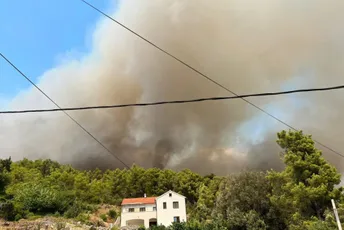 Hrvatska: Jedna osoba poginula u velikom požaru koji i dalje bukti Hrvatska: Jedna osoba poginula u velikom požaru koji i dalje bukti