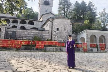 Mitropolit CPC Mihailo obišao mjesto na kojem građani postavljaju zastave Mitropolit CPC Mihailo obišao mjesto na kojem građani postavljaju zastave