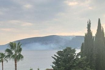 Opet gori iznad Njivica, mještani se nadaju kiši Opet gori iznad Njivica, mještani se nadaju kiši