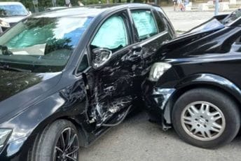 Saobraćajna nesreća na Cetinju: Prošao kroz crveno, udario u golfa Saobraćajna nesreća na Cetinju: Prošao kroz crveno, udario u golfa