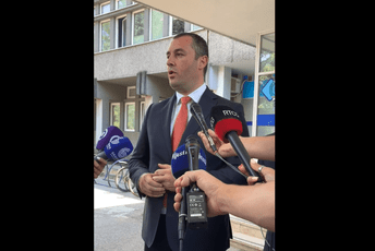 Šćekić: Zaposleni Urgentnog centra da se nagrade sa 15 odsto; Abazović: Više nema stajanja, zdravstveni sistem je najveći prioritet Šćekić: Zaposleni Urgentnog centra da se nagrade sa 15 odsto; Abazović: Više nema stajanja, zdravstveni sistem je najveći prioritet