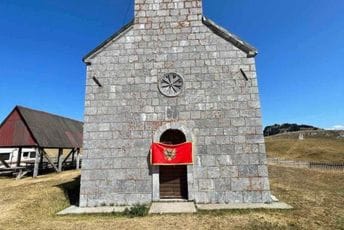 Crnogorska zastava na crkvama širom Crne Gore