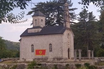Crnogorska zastava i na Dvorskoj crkvi na Ćipuru, Kočanima, Bjelošima...